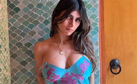 Mia Khalifa Sin Sosten Y Cejas Pintadas De Rubio Octubre