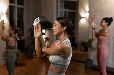 Mujeres Haciendo Yoga En Interiores Vista Lateral Foto Gratis