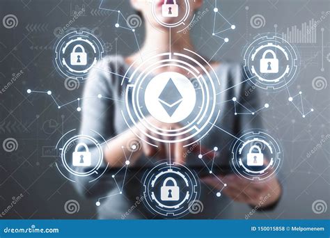 Tema De La Seguridad De Ethereum Con La Mujer Que Usa Una Tableta Foto