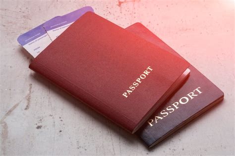 Dos Pasaportes De Viajeros Rojo Y Azul Con Tarjetas De Embarque Para El