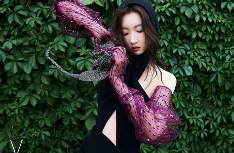 Zhou Dongyu S Semi Naked Upper Body Is Mature Sexy And Charming With A Variety Of Styles And