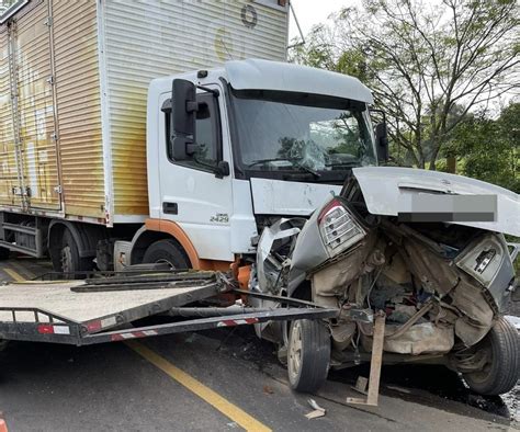 Ve Culo Ficou Destru Do Homem Morre Ap S Colis O Frontal Entre Carro E