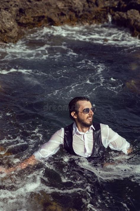 Hombre Con Barba Y Gafas De Sol En Ropa Un Chaleco Y Una Camisa Blanca