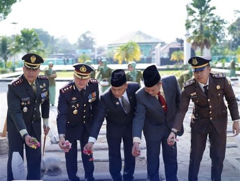 Peringati HUT TNI Forkompinda Ziarah Dan Tabur Bunga Di Taman Makam