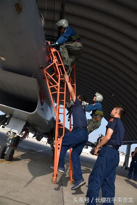 南部戰區空軍殲 10雙機練同時空中加油 每日頭條