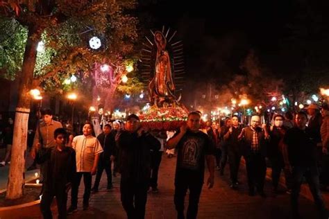 Miles De Velas Iluminan El Camino De La Virgen De Guadalupe En El