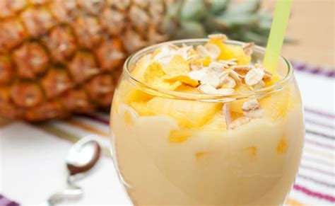 Mousse de abacaxi a fruta faça apenas 04 ingredientes rende