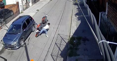 Lanús Hacía Piruetas Con Una Moto Robada Chocó Contra Un Auto Estacionado Y Murió Infobae