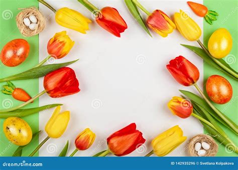 Flores E Ovos Da P Scoa Vermelhos Bonitos Das Tulipas Para O Feriado