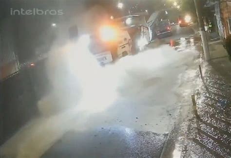 Tubula O De Gua Rompe E Inunda Rua Na Zona Norte De Sp A Trombeta