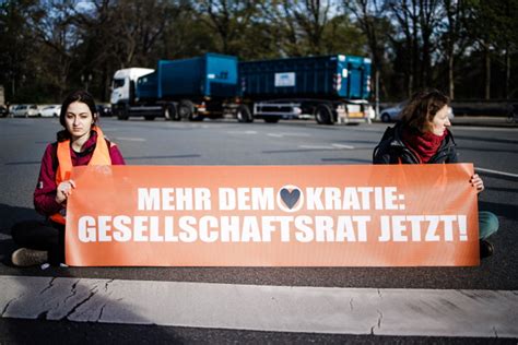 Niemcy aktywiści klimatyczni blokują Berlin protesty w 30 miejscach