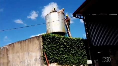 Bombeiros resgatam homem que desmaiou enquanto limpava caixa d água em