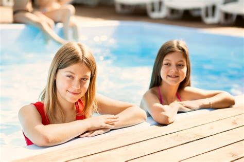 Plan Moyen De Filles Dans La Piscine Photo Gratuite