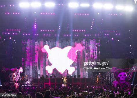 22742 Avril Lavigne Photos And High Res Pictures Getty Images