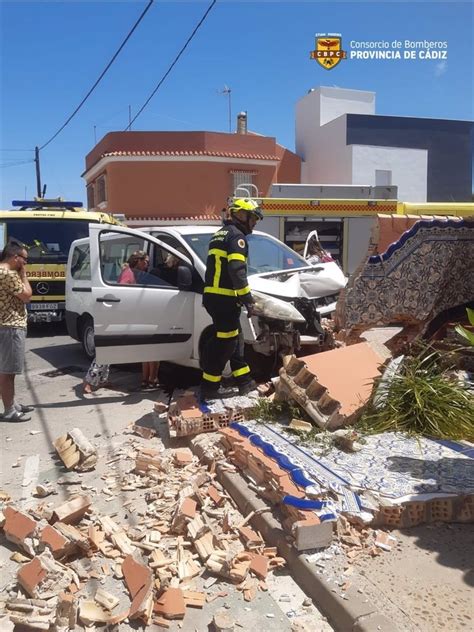 Un Conductor Pierde El Control De Su Furgoneta Y Se Empotra Contra El