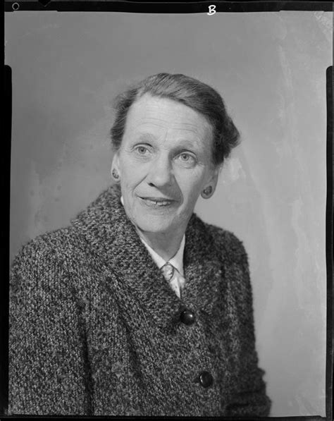 Linn Woman Puke Ariki