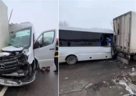 FOTO Încă un accident oribil pe DN2 Drumul Morții Microbuzul plin