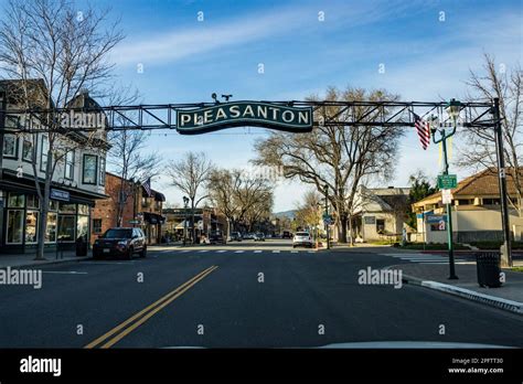 Main Street In Downtown Pleasanton California Usa Stock Photo Alamy