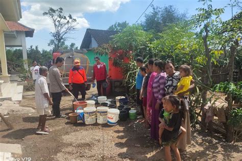 Dampak Musim Kemarau Kk Di Banyuputih Situbondo Kesulitan Air Bersih