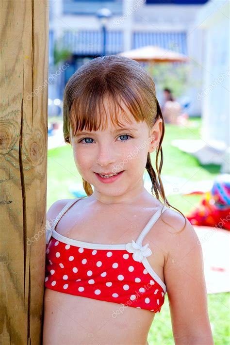 Bikini niña agua mojada en jardín de la piscina fotografía de stock