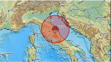 Il Centro Italia Trema Scossa Di Terremoto Di Magnitudo Tra E