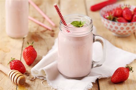 Smoothie aux fraises yaourts brassés abricot au lait de brebis et miel