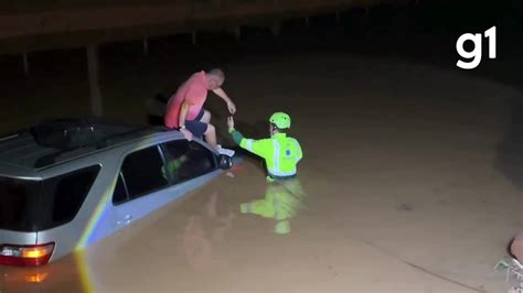 Carro Desgovernado Cai Em Lagoa E Motorista Sobe Em Teto De Ve Culo