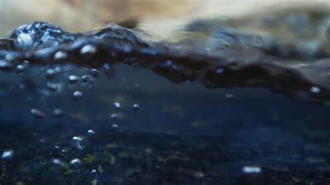 Vídeo Premium Video en cámara lenta de ondas de agua con salpicaduras