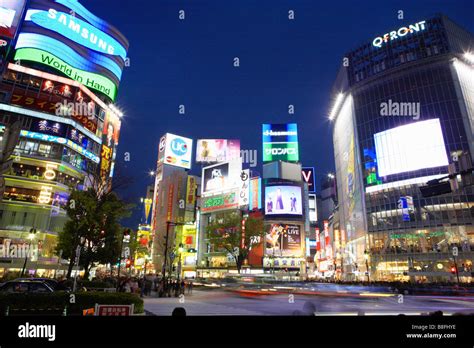 JAPAN TOKYO SHIBUYA HACHIKO SQUARE TRAFFIC NIGHT Stock Photo - Alamy