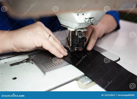 Proceso De Coser Zapatos En Una Máquina De Coser Producción De Zapatos