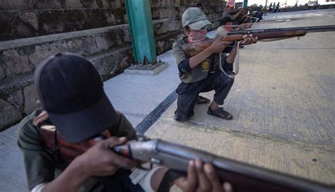 México Niños aprenden a usar armas largas para defenderse de