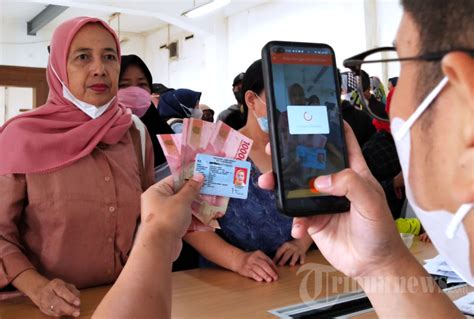 Pembagian Blt Bbm Dan Bpnt Di Kantor Pos Besar Bandung Foto