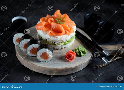 Torta Del Sushi Con Los Salmones Nori Y El Aguacate Ligeramente