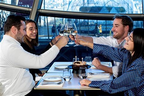 2024 Cena temprana en París en el restaurante Madame Brasserie de la