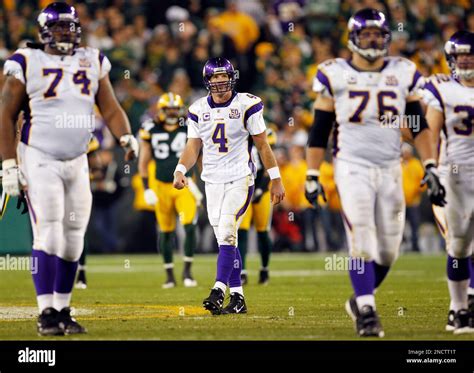 Minnesota Vikings Quarterback Brett Favre 4 Reacts To An Offensive