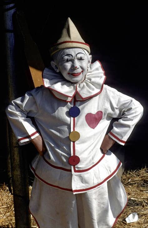 30 Fascinating And Creepy Kodachrome Slides Of Circus Clowns From The