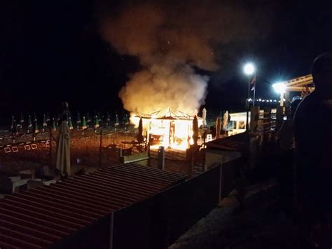 Numana Fiamme Al Bar Dello Stabilimento Balneare