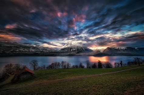 árboles puesta de sol montañas lago Suiza pista choza camino