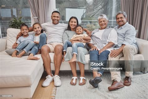 Uma Familia Composta Por Sete Pessoas - Foto de Família Jovem Mestiça Feliz E Afetuosa De Sete Pessoas Sentada ...