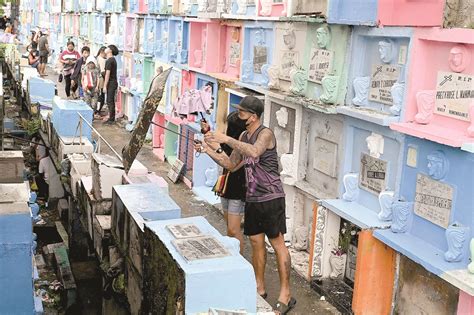 Filipinos flock to cemeteries for All Saints’ Day