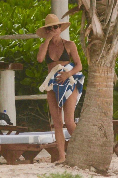 Jennifer Aniston luce cuerpazo en bikini a los años