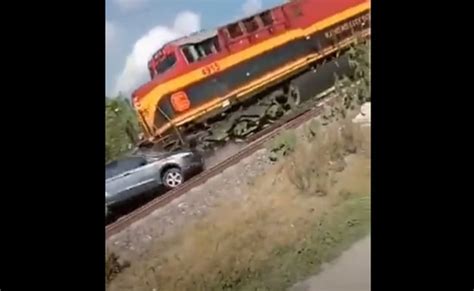 Video Impactante Tren Embiste A Camioneta Y La Arrastra Varios Metros