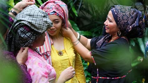 Merayakan Hari Batik Dengan Ragam Penutup Kepala Perempuan Nusantara