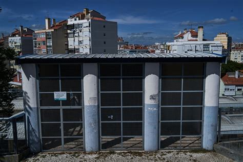 Entrada Da Estação Que Serve Cova Da Moura Fechada Há Anos