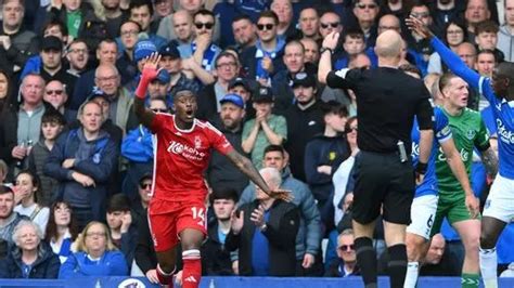 Gary Neville Demands Mark Clattenburg Resign From Nottingham Forest