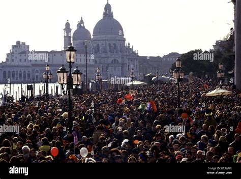 Massive Crowd Hi Res Stock Photography And Images Alamy