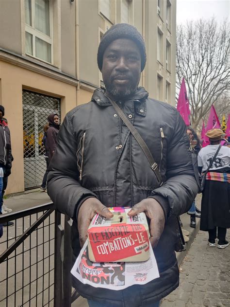 Paris Des Centaines De Personnes D Filent Contre La Loi Asile Et