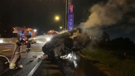 國1自撞意外！轎車「烏龜翻」起火燃燒 副駕女噴飛邊坡 社會萬象 生活 Nownews今日新聞