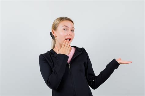 Junge Blonde Frau In Einer Schwarzen Jacke Kostenlose Foto