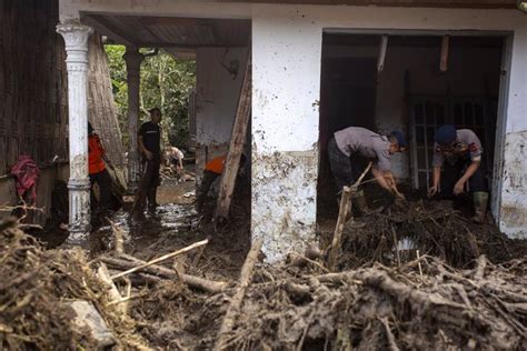 Indonesia Ascienden A Los Muertos Mientras Que Siguen